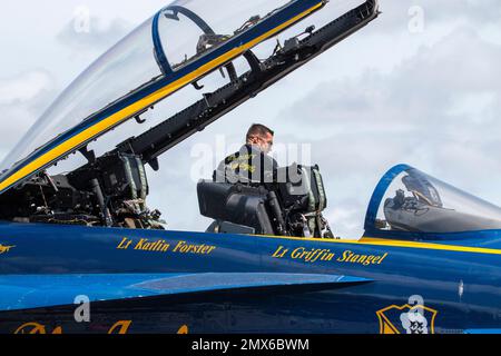 Farmingdale, New York, Etats-Unis - 26 mai 2022: L'avion Blue Angels est stationné à un aéroport avec le poste de pilotage ouvert et les membres de l'équipage vérifient s'il y a des problèmes Banque D'Images