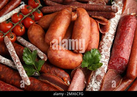 Différentes saucisses savoureuses comme arrière-plan, vue rapprochée Banque D'Images