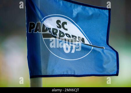 Paderborn, Allemagne. 31st janvier 2023. Football: DFB Cup, SC Paderborn 07 - VfB Stuttgart, Round of 16, Home Deluxe Arena: Le drapeau d'angle avec le logo SC Paderborn souffle dans le vent. Credit: David Inderlied/dpa/Alay Live News Banque D'Images