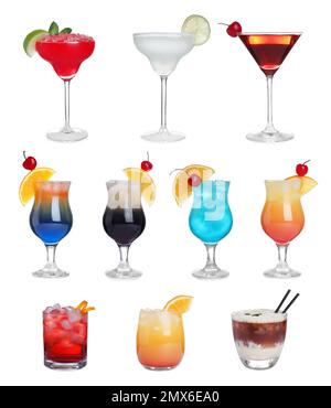 Ensemble de délicieux cocktails alcoolisés sur fond blanc Banque D'Images