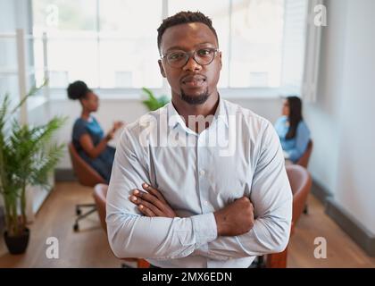 Portrait d'un homme d'affaires sérieux, PDG, directeur, en repliant les bras avec des collègues Banque D'Images