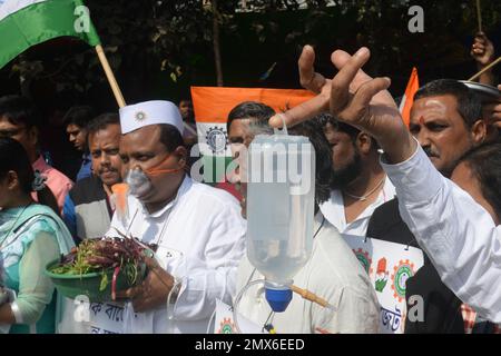 Kolkata, Inde. 2nd févr. 2023. Les militants du Congrès prennent part à une manifestation pour protester contre le budget de l'Union gaïanst. Sur 2 février 2023, Kolkata, Inde. (Credit image: © Saikat Paul/eyepix via ZUMA Press Wire) USAGE ÉDITORIAL SEULEMENT! Non destiné À un usage commercial ! Banque D'Images