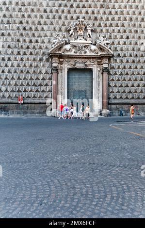 Touristes à l'extérieur de l'église de Gesù Nuovo à Naples, Italie Banque D'Images