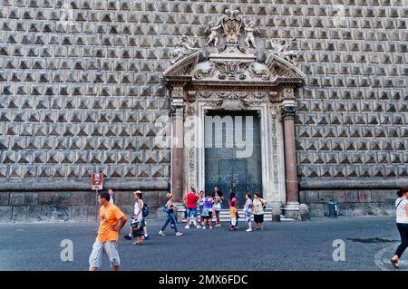 Touristes à l'extérieur de l'église de Gesù Nuovo à Naples, Italie Banque D'Images