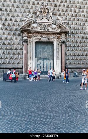 Touristes à l'extérieur de l'église de Gesù Nuovo à Naples, Italie Banque D'Images