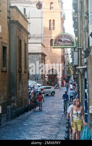 Les gens qui marchent dans une rue étroite à Naples, en Italie Banque D'Images