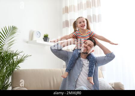 Papa et fille s'amusent à la maison. Bonne journée des pères Banque D'Images