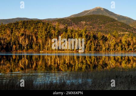 Whiteface Mt se reflète dans Connery Pond, dans les montagnes Adirondack de l'État de New York Banque D'Images
