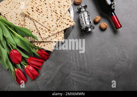 Composition de pose plate avec matzos sur fond sombre, espace pour le texte. Fête de la Pâque (Pesach) Banque D'Images