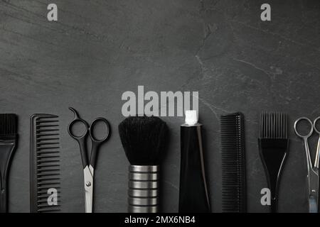 Outils professionnels pour la teinture des cheveux sur fond de pierre noire, pose à plat. Espace pour le texte Banque D'Images