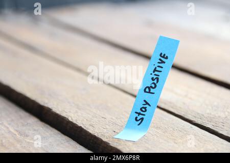 Inscription de citations motivationnelles sur une balise. Restez positif Banque D'Images