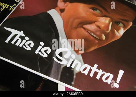 Viersen, Allemagne - 8. Juin 2022: Gros plan de l'album de couverture de disque vinyle c'est Sinatra, sorti en 1956 Banque D'Images