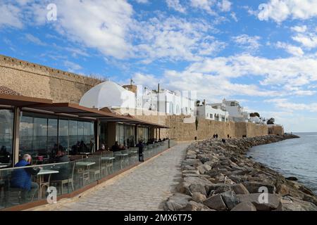 Touristes sur la passerelle de la forteresse à Hammamet en Tunisie Banque D'Images