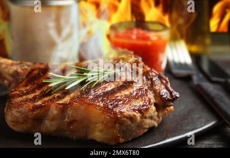 Savoureux steak de bœuf grillé sur la table, en gros plan Banque D'Images