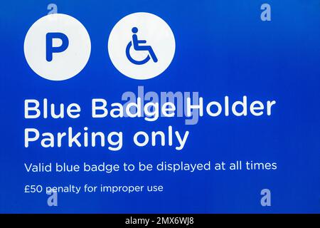 Porte-badge bleu parking panneau warner Royaume-Uni Banque D'Images