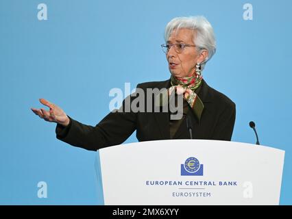 02 février 2023, Hesse, Francfort-sur-le-main : Christine Lagarde, Présidente de la Banque centrale européenne (BCE), s'exprime lors de la conférence de presse au siège de la BCE. Lors de leur réunion ordinaire du conseil, les principaux responsables monétaires européens ont décidé de porter le taux d'intérêt à 3,0 pour cent. Photo: Arne Dedert/dpa Banque D'Images