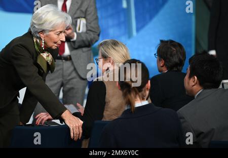 02 février 2023, Hesse, Francfort-sur-le-main : Christine Lagarde (l), Présidente de la Banque centrale européenne (BCE), s'entretient avec les journalistes après la conférence de presse au siège de la BCE. Lors de leur réunion ordinaire du conseil, les principaux responsables monétaires européens ont décidé de porter le taux d'intérêt à 3,0 pour cent. Photo: Arne Dedert/dpa Banque D'Images