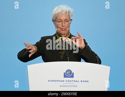 02 février 2023, Hesse, Francfort-sur-le-main : Christine Lagarde, Présidente de la Banque centrale européenne (BCE), s'exprime lors de la conférence de presse au siège de la BCE. Lors de leur réunion ordinaire du conseil, les principaux responsables monétaires européens ont décidé de porter le taux d'intérêt à 3,0 pour cent. Photo: Arne Dedert/dpa Banque D'Images