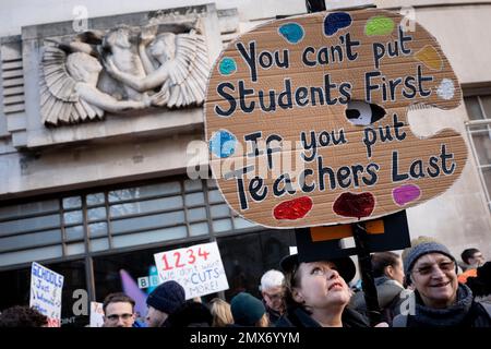 Les enseignants en grève du Syndicat de l'éducation des enseignants (NEU) ont organisé un rassemblement dans le centre de Londres le premier des sept jours d'action industrielle, le 1st février 2023, à Londres, en Angleterre. Ces travailleurs de l'éducation disent que les réductions de salaire à terme réelles conduisent à une crise du recrutement et de la rétention des emplois et que le gouvernement ne s'engage pas. Environ 85 % des écoles seront fermées en totalité ou en partie par la grève d'aujourd'hui. Banque D'Images