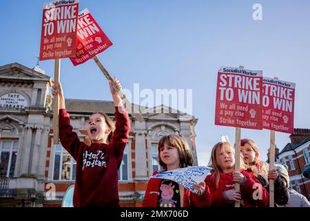 Les enseignants en grève du Syndicat de l'éducation des enseignants (NEU) ont organisé un rassemblement à Windrush Square, Brixton, le premier des sept jours d'action industrielle, le 1st février 2023, à Londres, en Angleterre. Ces travailleurs de l'éducation disent que les réductions de salaire à terme réelles conduisent à une crise du recrutement et de la rétention des emplois et que le gouvernement ne s'engage pas. Environ 85 % des écoles seront fermées en totalité ou en partie par la grève d'aujourd'hui. Banque D'Images