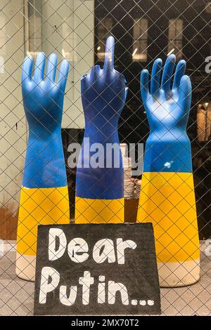 Un panneau devant les mains de mannequin peint dans les couleurs bleu et jaune du drapeau ukrainien indique « Dear Poutine... » Le 17 janvier 2023 à New York. Les mains affichent un doigt central étendu. (Photo de Samuel Rigelhaupt/Sipa USA) Banque D'Images