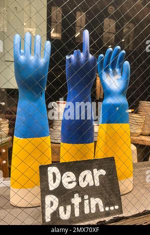 Un panneau devant les mains de mannequin peint dans les couleurs bleu et jaune du drapeau ukrainien indique « Dear Poutine... » Le 17 janvier 2023 à New York. Les mains affichent un doigt central étendu. (Photo de Samuel Rigelhaupt/Sipa USA) Banque D'Images