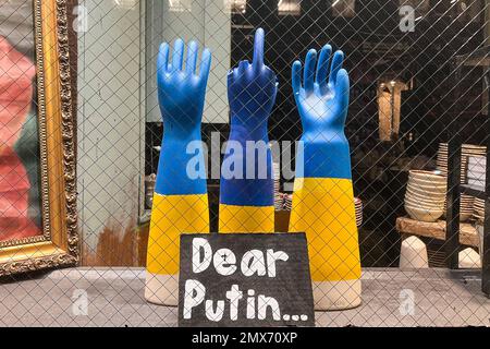 Un panneau devant les mains de mannequin peint dans les couleurs bleu et jaune du drapeau ukrainien indique « Dear Poutine... » Le 17 janvier 2023 à New York. Les mains affichent un doigt central étendu. (Photo de Samuel Rigelhaupt/Sipa USA) Banque D'Images