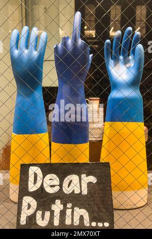 Un panneau devant les mains de mannequin peint dans les couleurs bleu et jaune du drapeau ukrainien indique « Dear Poutine... » Le 17 janvier 2023 à New York. Les mains affichent un doigt central étendu. (Photo de Samuel Rigelhaupt/Sipa USA) Banque D'Images