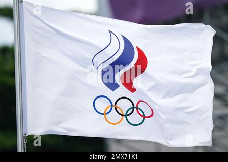 Photo du dossier datée du 29-07-2021 d'un drapeau du Comité olympique russe (ROC). Les athlètes ukrainiens seraient les seuls à souffrir si le pays agissait sur une menace de boycotter Paris 2024 sur la participation des athlètes russes, a averti le Comité International Olympique. Date de publication : jeudi 2 février 2023. Banque D'Images