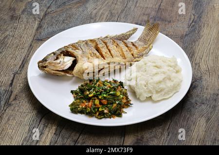 Poisson frit (Tilapia), ugali (purée de farine de maïs blanc) et Sukuma Wiki (ragoût kale), nourriture kenyane Banque D'Images