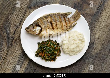 Poisson frit (Tilapia), ugali (purée de farine de maïs blanc) et Sukuma Wiki (ragoût kale), nourriture kenyane Banque D'Images