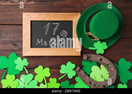 Composition de jeu plat avec fer à cheval et tableau sur fond en bois. St. Fête de la Patrick Banque D'Images