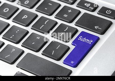 Clavier moderne pour ordinateur portable, vue rapprochée. Bouton bootstrap Banque D'Images