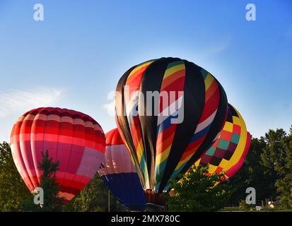 Quatre ballons d'air chaud sont gonflés et prêts pour le vol au Kingsport Hot Air Balloon Festival au Tennessee. Banque D'Images