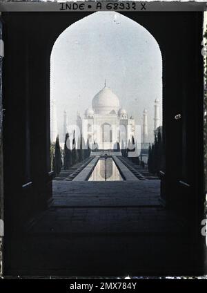 Agra, Indes le grand canal axial et le mausolée vu de la porte monumentale de l'enceinte du Taj Mahal , 1913-1914 - Inde, Pakistan - Stéphane Passet - (16 décembre -29 janvier) Banque D'Images