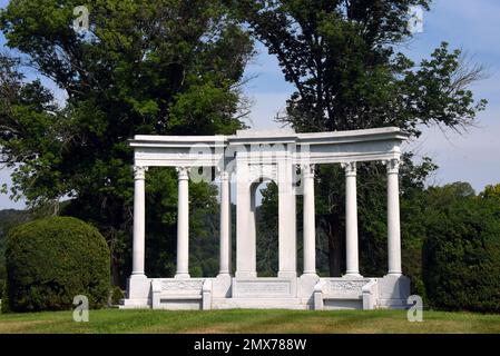 Un magnifique mémorial en marbre avec des colonnes et des bancs se dresse devant les Appalaches du Tennessee. Banque D'Images