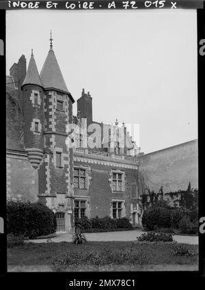 Luynes, France le Logis du Château, partie nord , 1909 - Centre de France - Auguste Léon - (juin) Banque D'Images