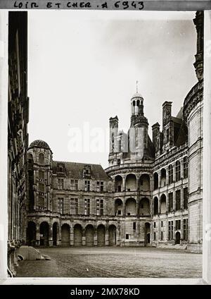 Chambord, France la cour intérieure du château , 1909 - Centre de France - Auguste Léon - (juin) Banque D'Images