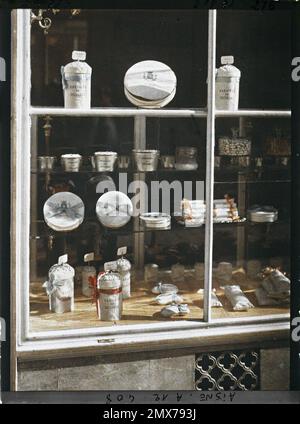 Soissons, Aisne, France confiserie Perdon, spécialité des amandes sucrées 'Beans of Soissons , 1917 - Aisne - Fernand Cuville (section photographique de l'armée) - (mai-juillet) Banque D'Images
