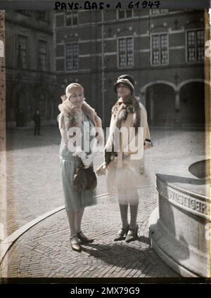 La Haye, pays-Bas Madame de Gubernatis avec un ami dans la cour du binnenhof , 1929 - pays-Bas - Stéphane Passet - (17-31 août) Banque D'Images