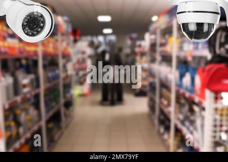 Caméras de vidéosurveillance modernes dans les magasins automobiles. Équipement de protection Banque D'Images