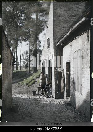 Bergues, Nord, France , 1917 - Nord de la France, Belgique - Paul Castelnau (section photographique des armées) - (1-5 septembre). Backbug, uniforme militaire, domicile, route pavée, arrière, rue , quartier, homme, première Guerre mondiale, vêtements, Logement , architecture, êtres humains, France, Bergnes, Bergnes Banque D'Images