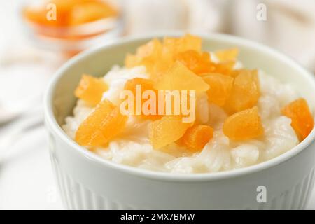 Délicieux pudding de riz aux abricots séchés, gros plan Banque D'Images