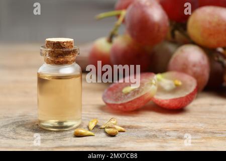 Huile de pépins de raisin naturel sur table en bois. Cosmétique biologique Banque D'Images