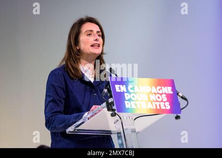 Le politicien français Marine Tondelier prononce un discours lors d'un rassemblement de la Nouvelle Union populaire économique et sociale (NUPES) contre la réforme des retraites. Banque D'Images