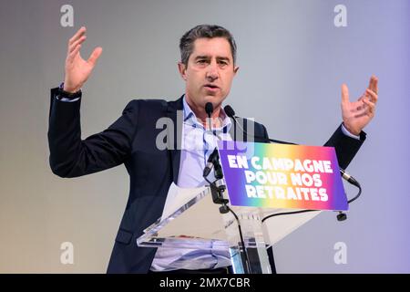 Le député français François Ruffin prononce un discours lors d'un rassemblement de la Nouvelle Union populaire et sociale (NUPES) contre la réforme des retraites. Banque D'Images