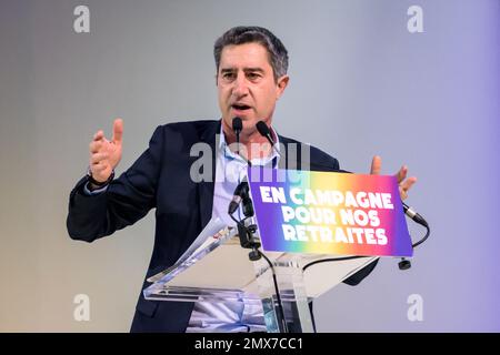 Le député français François Ruffin prononce un discours lors d'un rassemblement de la Nouvelle Union populaire et sociale (NUPES) contre la réforme des retraites. Banque D'Images