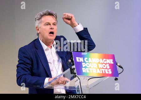 Le député français Fabien Roussel prononce un discours lors d'un rassemblement de la Nouvelle Union populaire et sociale (NUPES) contre la réforme des retraites. Banque D'Images