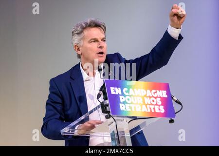 Le député français Fabien Roussel prononce un discours lors d'un rassemblement de la Nouvelle Union populaire et sociale (NUPES) contre la réforme des retraites. Banque D'Images