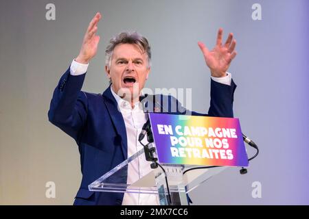 Le député français Fabien Roussel prononce un discours lors d'un rassemblement de la Nouvelle Union populaire et sociale (NUPES) contre la réforme des retraites. Banque D'Images